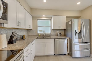 A modern kitchen with white cabinets, stainless steel appliances, and a window above the sink. - 4-bedroom Water front Home w/Heated Pool in Punta Gorda Boating, fishing
sleep10 (Punta Gorda)