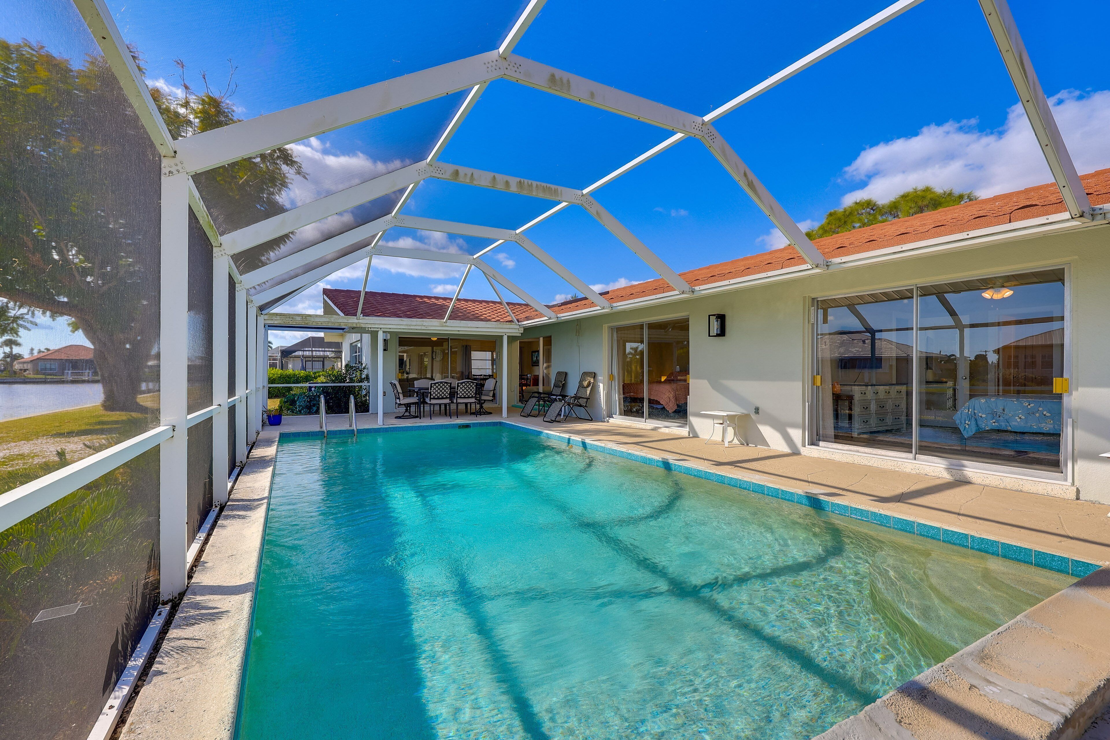 Una piscina al aire libre, una piscina climatizada