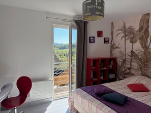 3 bedrooms, desk, iron/ironing board, free WiFi - Villa ITSAS MENDI Creole-style house heated pool & mountain views (Ciboure)