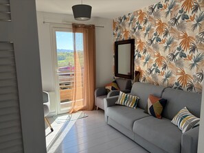 TV, ping pong - Villa ITSAS MENDI Creole-style house heated pool & mountain views (Ciboure)