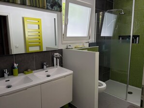 Shower, hair dryer, towels, shampoo - Villa ITSAS MENDI Creole-style house heated pool & mountain views (Ciboure)