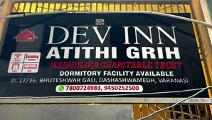 Une enseigne indiquant le « Dev Inn Atithi Grih », un établissement géré par la fondation caritative MadhuLiKa, et précisant qu’un dortoir est disponible.