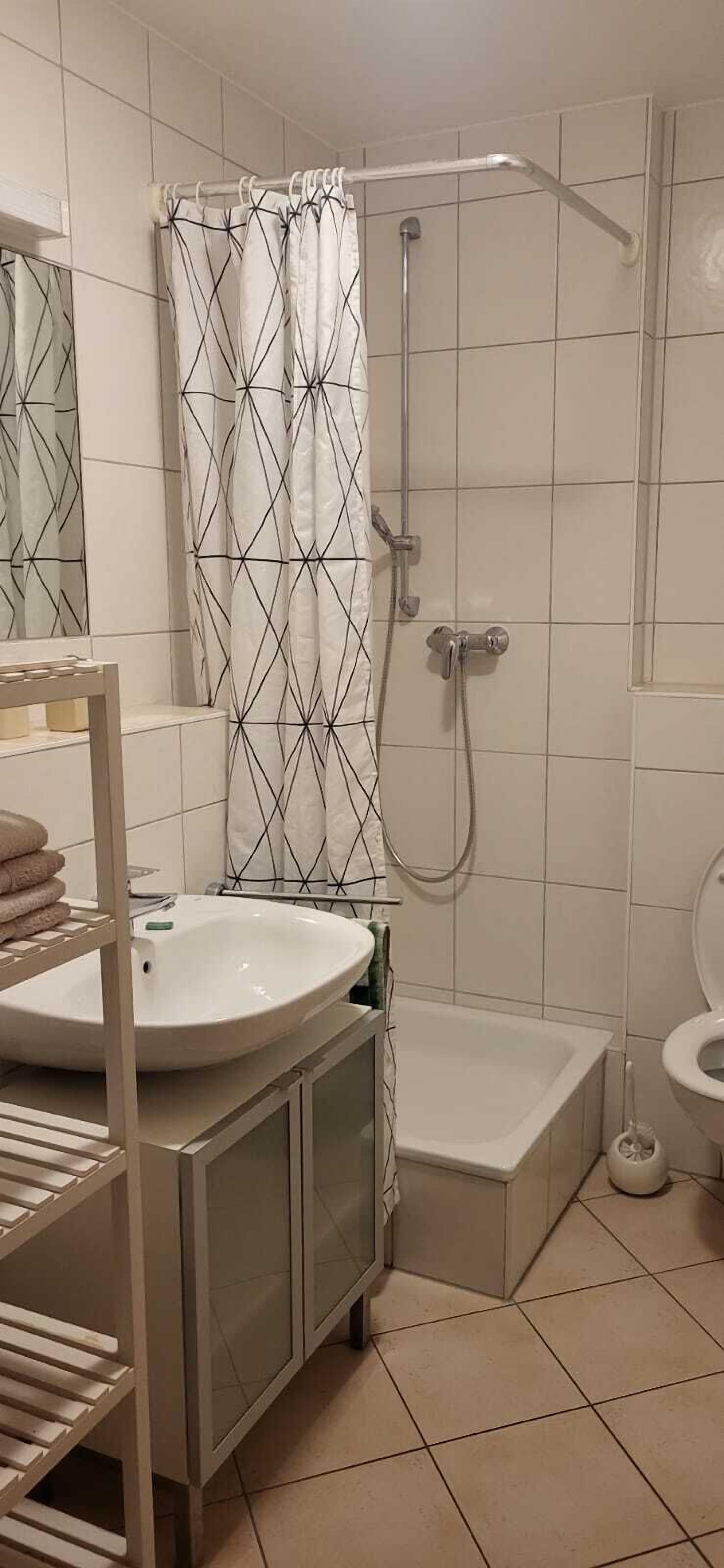 Douche, sèche-cheveux, serviettes fournies, savon