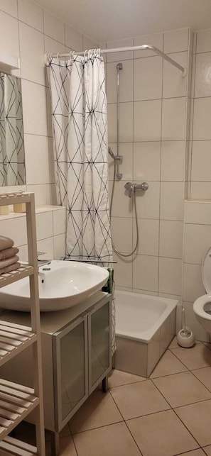 Shower, hair dryer, towels, soap - Temporary apartment (Freiburg)