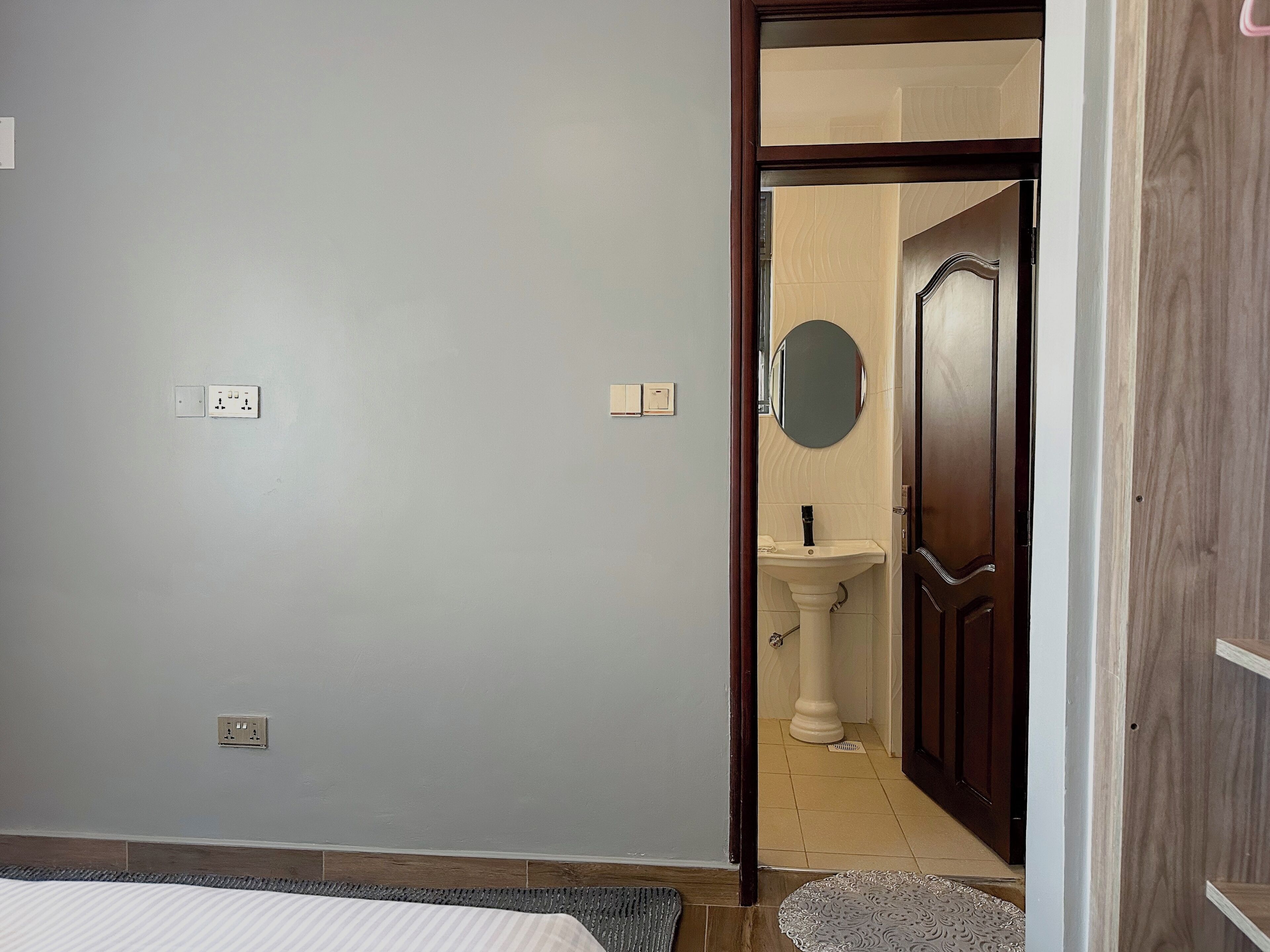 Familie appartement, schoonmaakservice, uitzicht op meer | Een bureau, een laptopwerkplek, verduisterende gordijnen