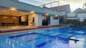 10 outdoor pools