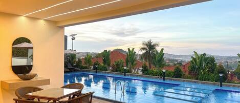 10 hồ bơi ngoài trời