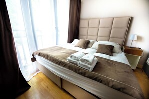 1 habitación, tabla de planchar con plancha y cuna de viaje 