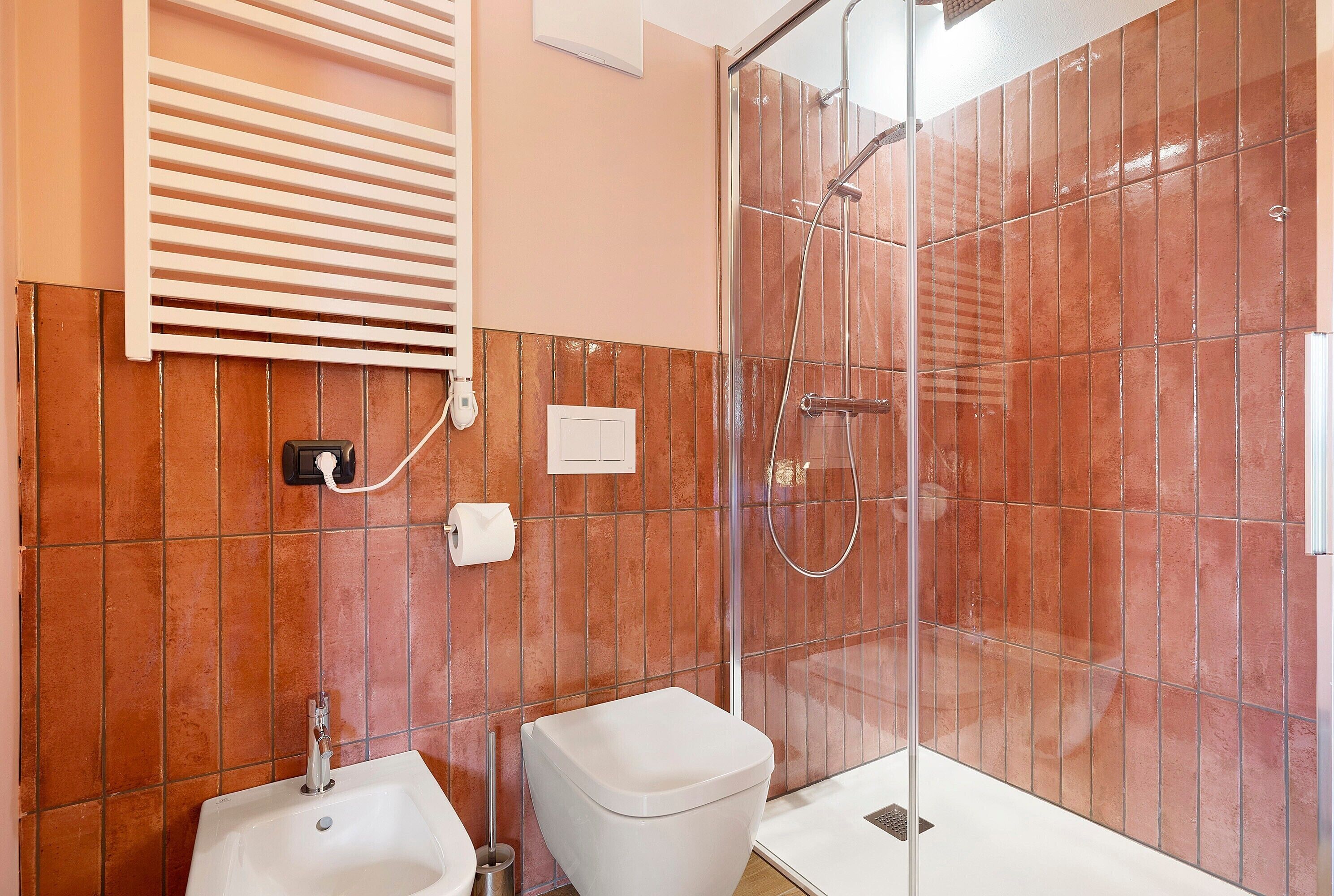 Douche, sèche-cheveux, serviettes fournies
