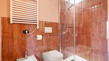 Douche, sèche-cheveux, serviettes fournies