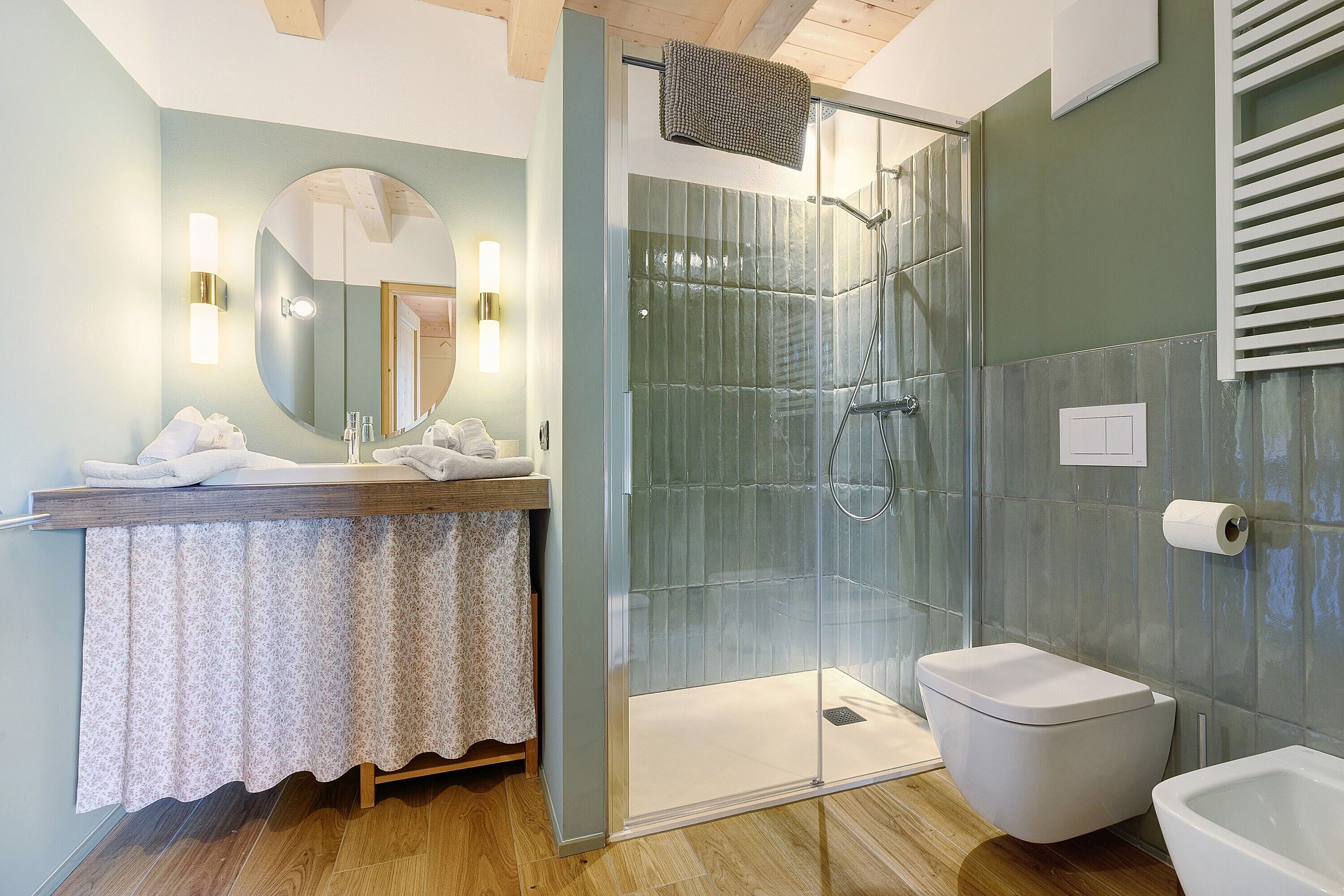Dusj, hårføner og håndklær