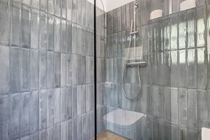 Douche, sèche-cheveux, serviettes fournies