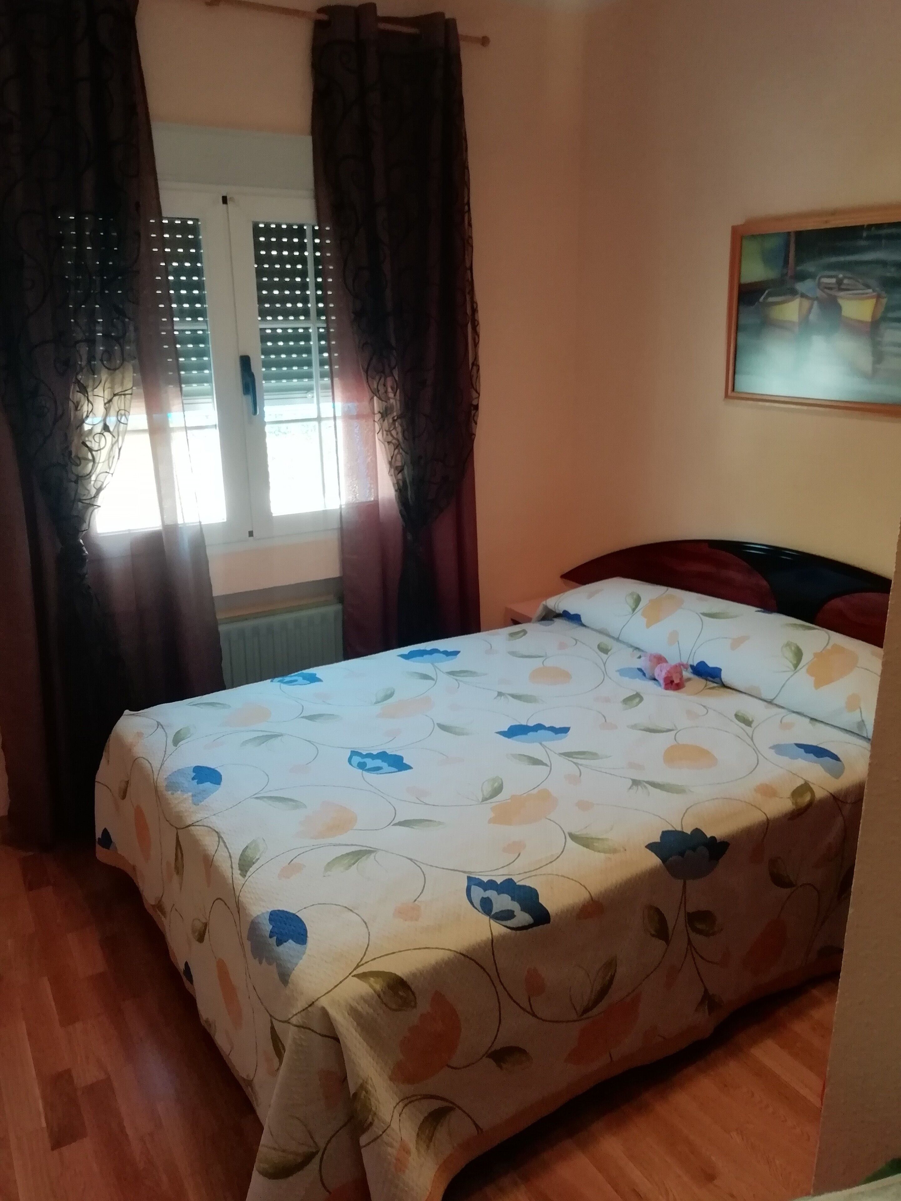 4 habitaciones, tabla de planchar con plancha y ropa de cama 