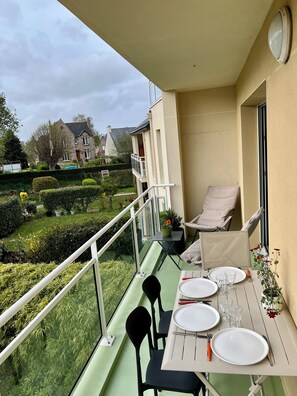 Outdoor dining - Apartment in quiet, secure residence (Paimpol)