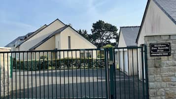 Une entrée fermée par un portail donne accès à un quartier résidentiel, bordé d’un mur en pierre et agrémenté d’un panneau indiquant : « Résidence Parc Majorelle 20 ter – PROPRIÉTÉ PRIVÉE ».