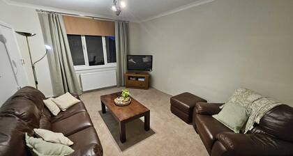 Spacious Flat in Coatbridge, Glasgow & Edinburgh train connections