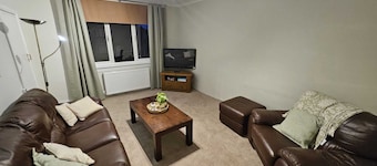 Spacious Flat in Coatbridge, Glasgow & Edinburgh train connections