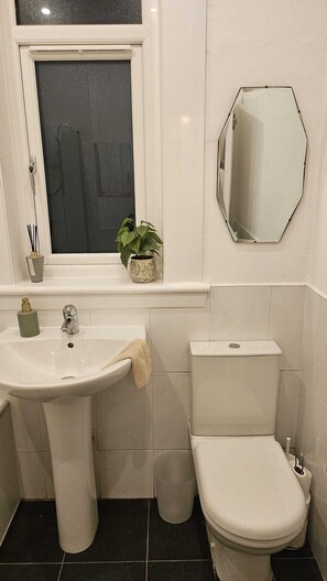 Een haardroger, handdoeken, zeep, toiletpapier