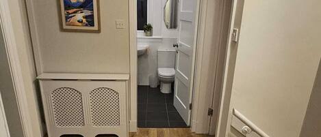 Hårtørrer, håndklæder, Sæbe, Toiletpapir