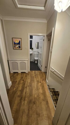 Bathroom - Spacious Flat in Coatbridge, Glasgow & Edinburgh train connections (Coatbridge)