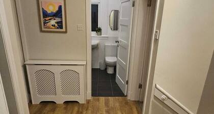 Spacious Flat in Coatbridge, Glasgow & Edinburgh train connections