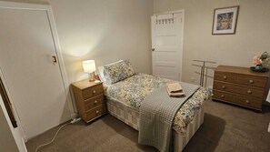 2 bedrooms, iron/ironing board, WiFi, bed sheets - Spacious Flat in Coatbridge, Glasgow & Edinburgh train connections (Coatbridge)