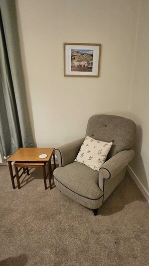 Living area - Spacious Flat in Coatbridge, Glasgow & Edinburgh train connections (Coatbridge)