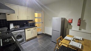 Private kitchen - Spacious Flat in Coatbridge, Glasgow & Edinburgh train connections (Coatbridge)