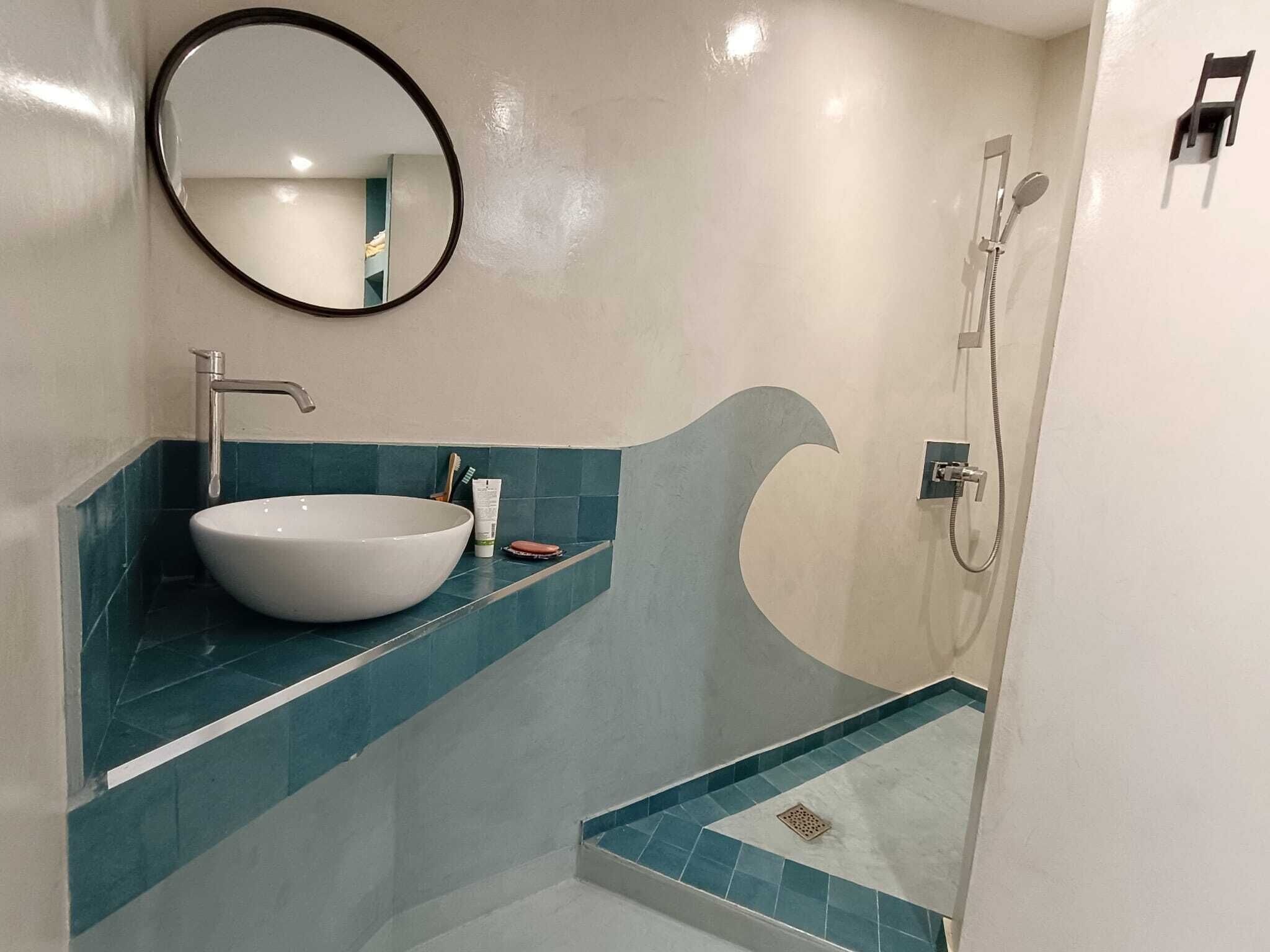 Sèche-cheveux, serviettes fournies, savon, papier toilette