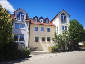 A multi-story building with a sign reading 'GASTHOF ZUR POST.' - Gasthof zur Post Weiding (Weiding)