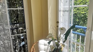 A balcony with a table, chairs, and a potted plant. - Gasthof zur Post Weiding (Weiding)