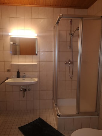 Chambre Triple | Salle de bain | Serviettes fournies. Gasthof zur Post Weiding