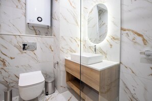 Douche, serviettes fournies, savon, papier toilette