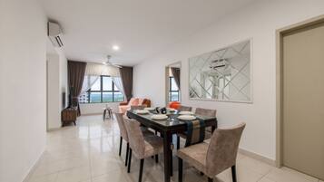 Superior-Apartment, 4 Schlafzimmer, Küche, Stadtblick | Speisen