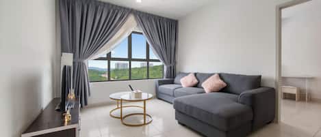 Departamento clásico, 3 habitaciones, cocina, vista a la ciudad | Área de sala de estar