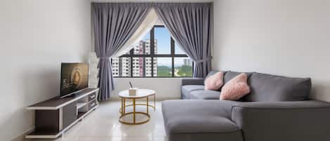 Classic Apartment, 3 Bedrooms, Kitchen, City View | Living area