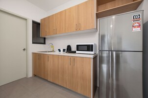 Refrigerador, horno, placa de cocina, arrocera