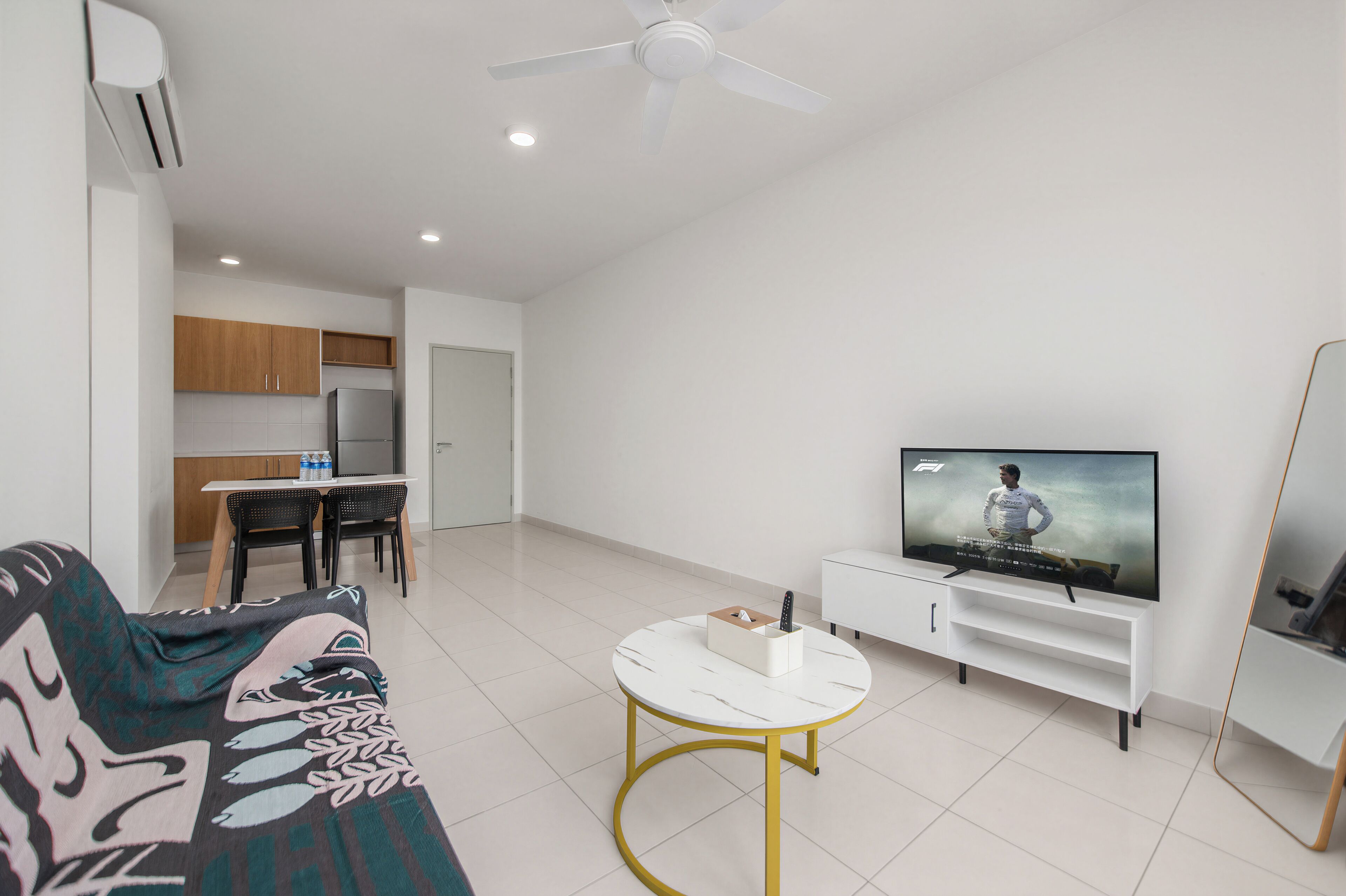 Appartamento Comfort, 2 camere da letto, cucina, vista città | Biancheria da letto ipoallergenica, una scrivania, postazione laptop