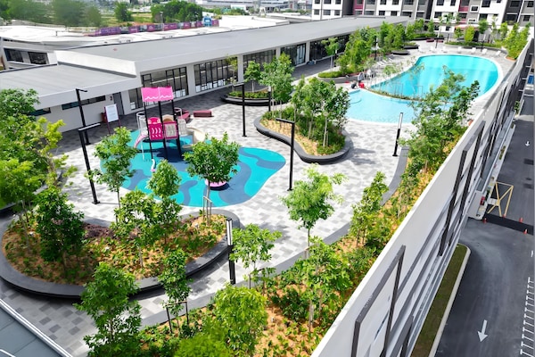 Una piscina al aire libre