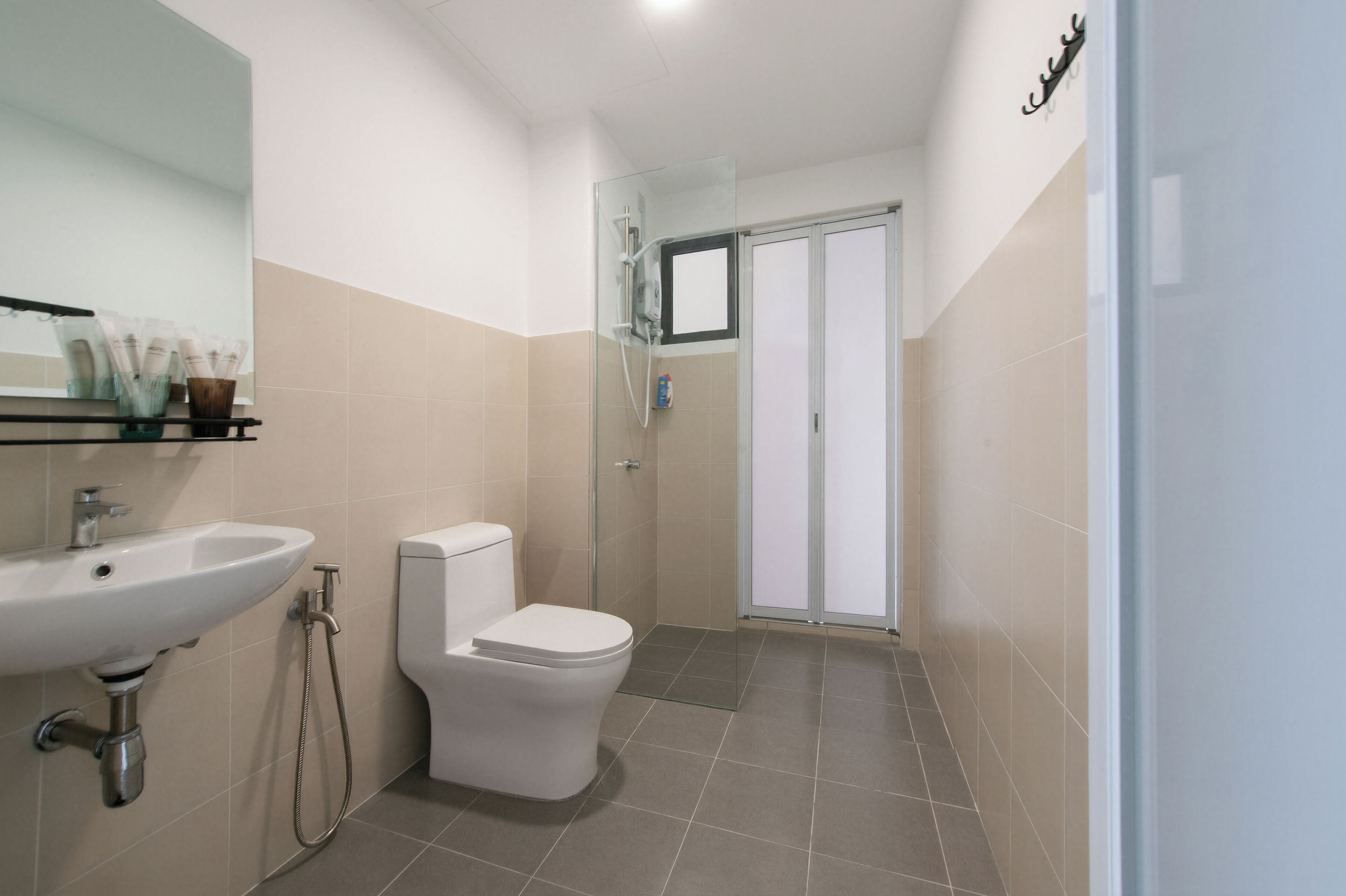 Un baño con lavamanos, inodoro y ducha.