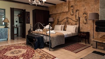 Signature Suite | In-room safe, blackout drapes, soundproofing, free WiFi