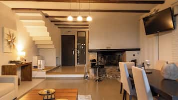 Superior Suite with Fireplace | Oleskelualue | Älytelevisio