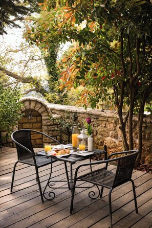 Outdoor dining - Vathyskia Guesthouse (Xylokastro-Evrostina)