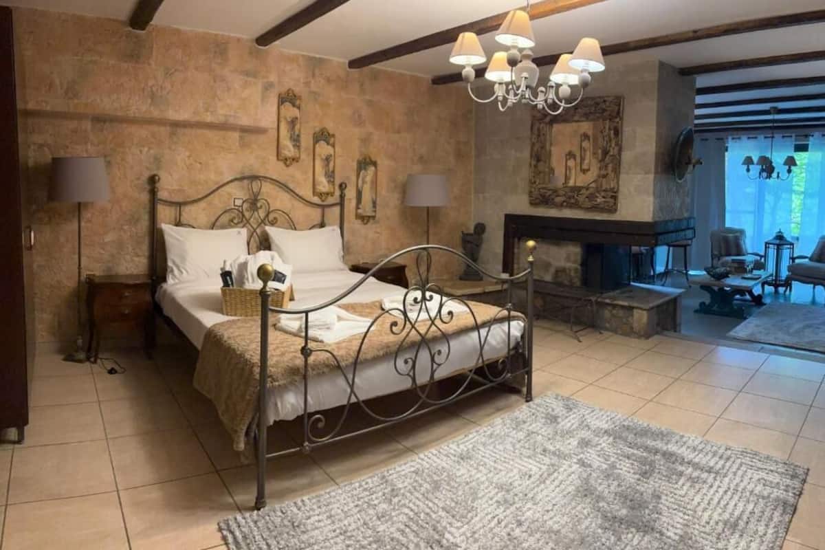 Signature Suite | In-room safe, blackout drapes, soundproofing, free WiFi