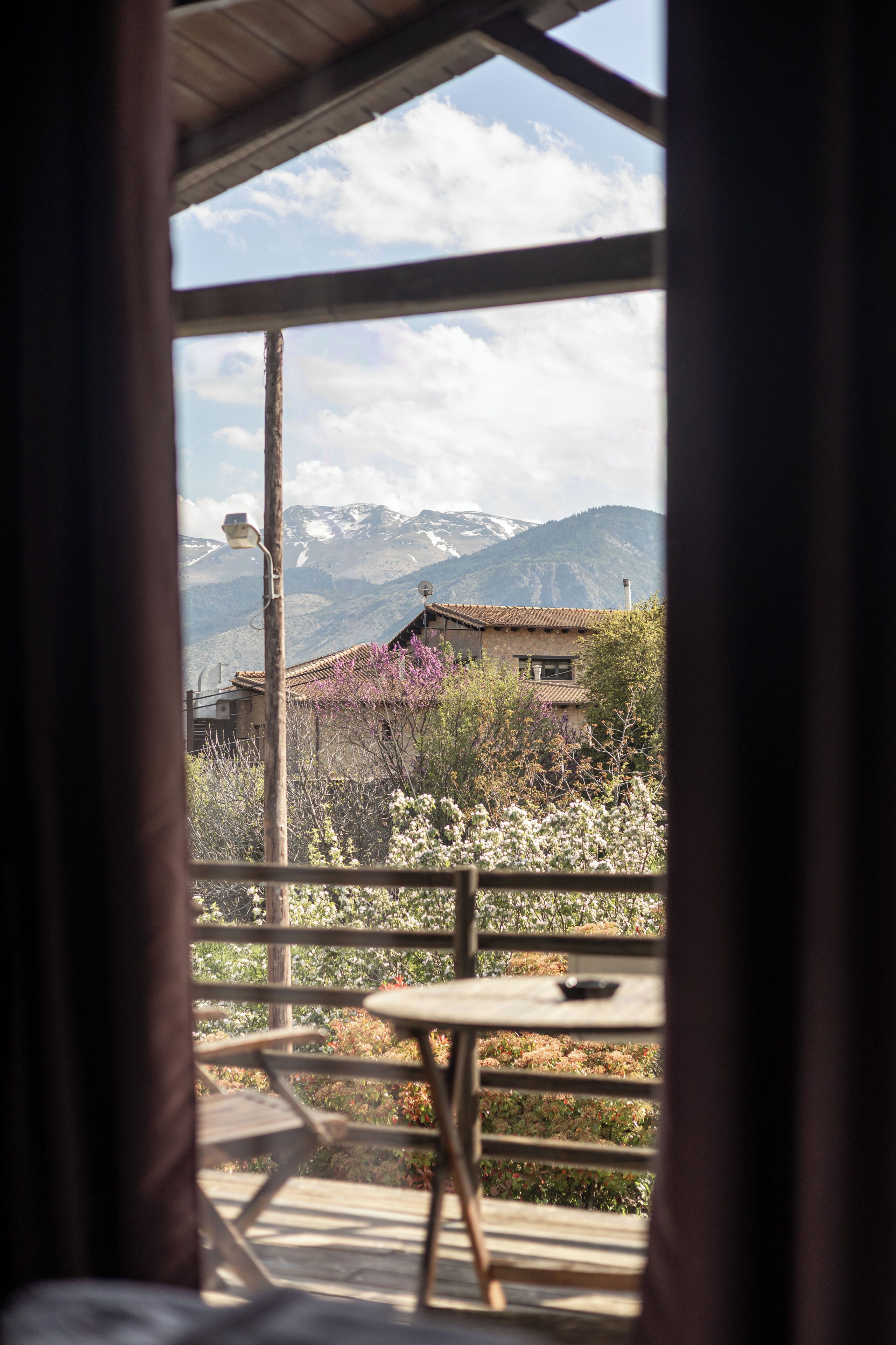Une pièce avec vue sur les montagnes, une table et une chaise.