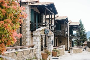 Front of property - Vathyskia Guesthouse (Xylokastro-Evrostina)