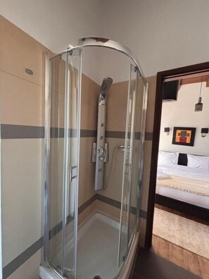 Standard Double Room | Bathroom | Free toiletries, hair dryer, slippers, towels - Vathyskia Guesthouse (Xylokastro-Evrostina)