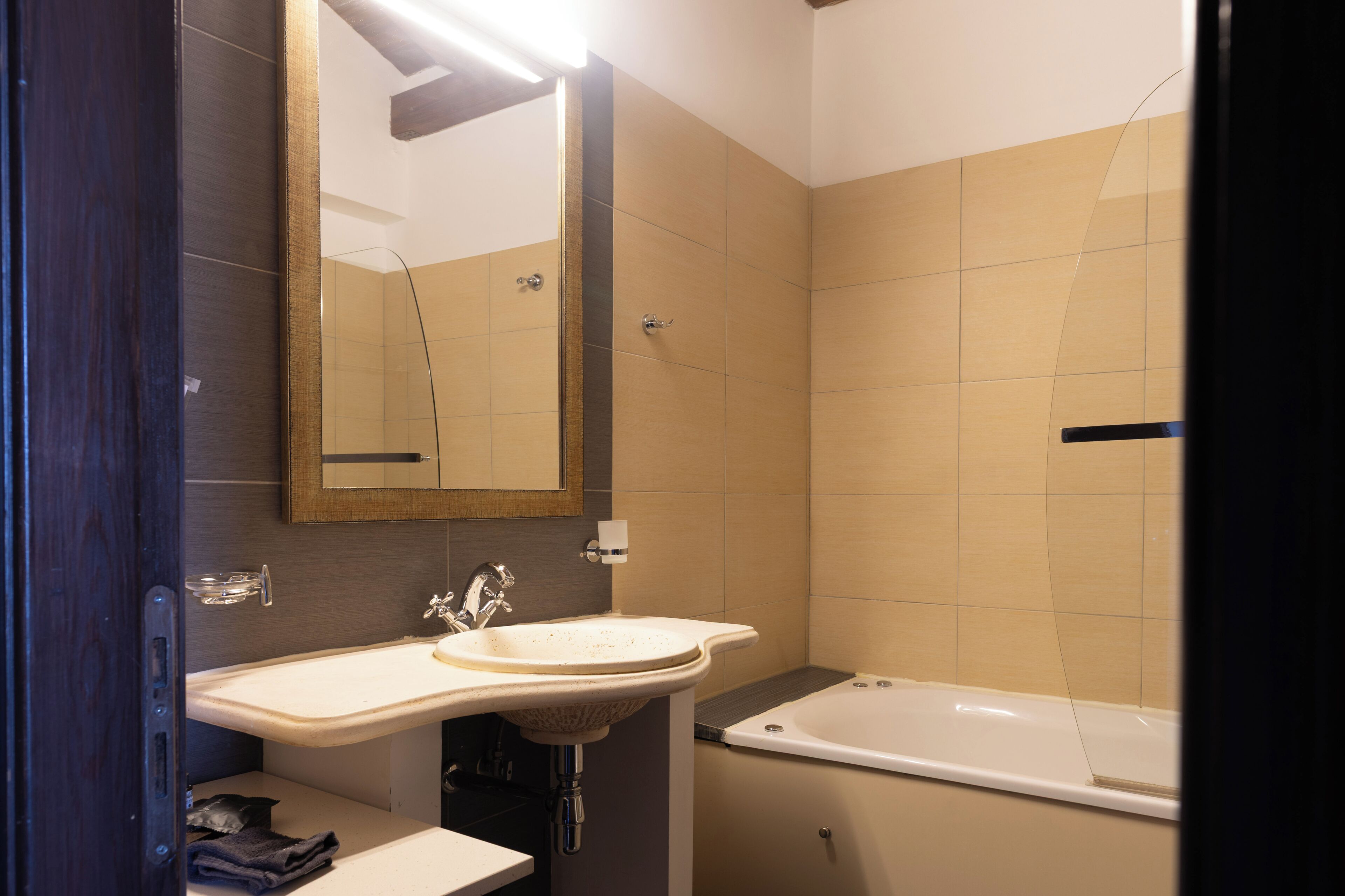 Une salle de bain avec un lavabo, un miroir et une baignoire.