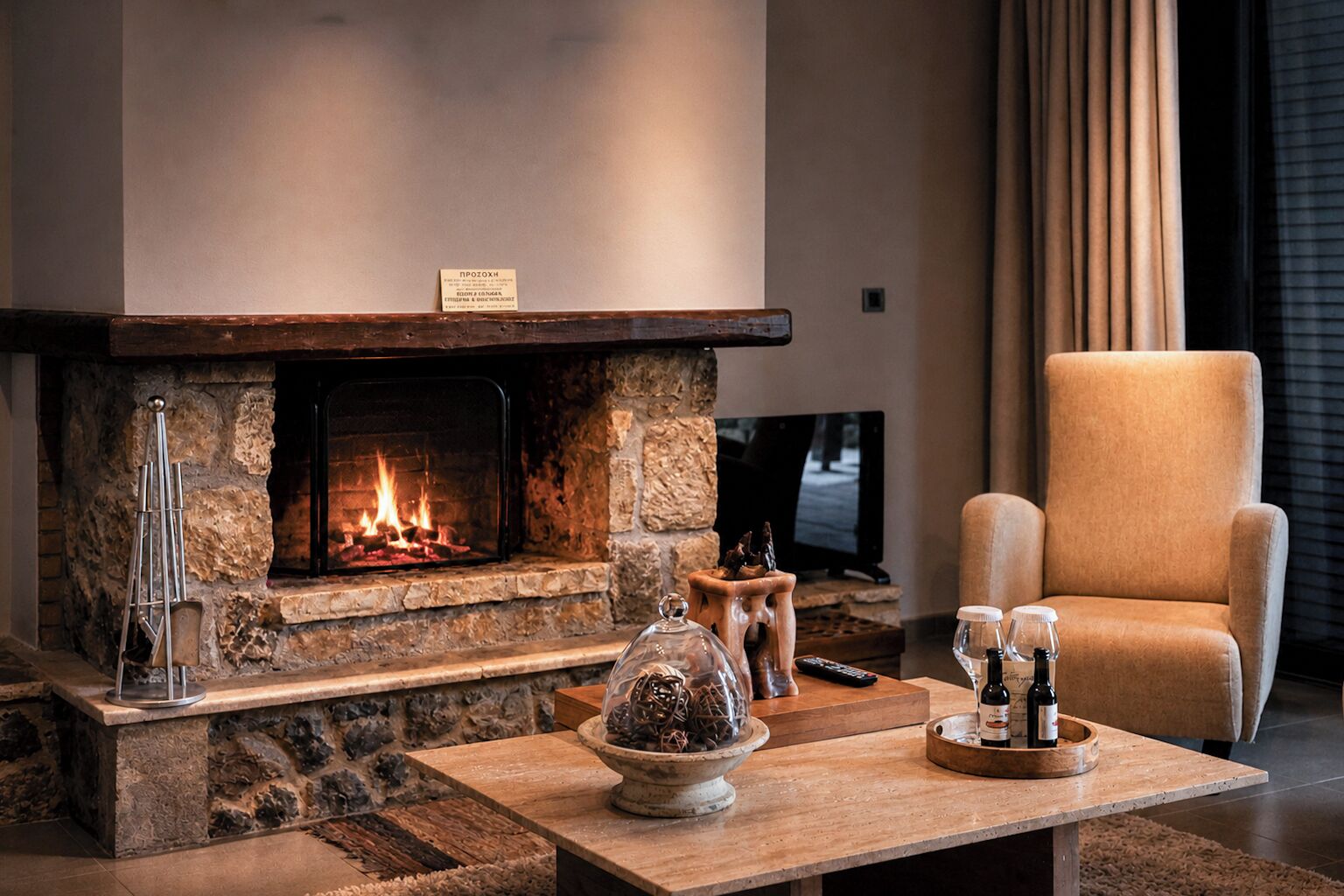 Superior Suite with Fireplace | Opholdsområde | Smart-tv