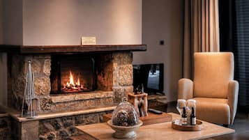 Superior Suite with Fireplace | Opholdsområde | Smart-tv